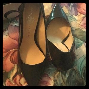 Blk patent leather pump with Silver Heel